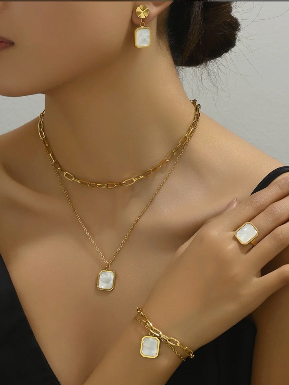 Gold Toned Pendant Jewelry Set - NWOT